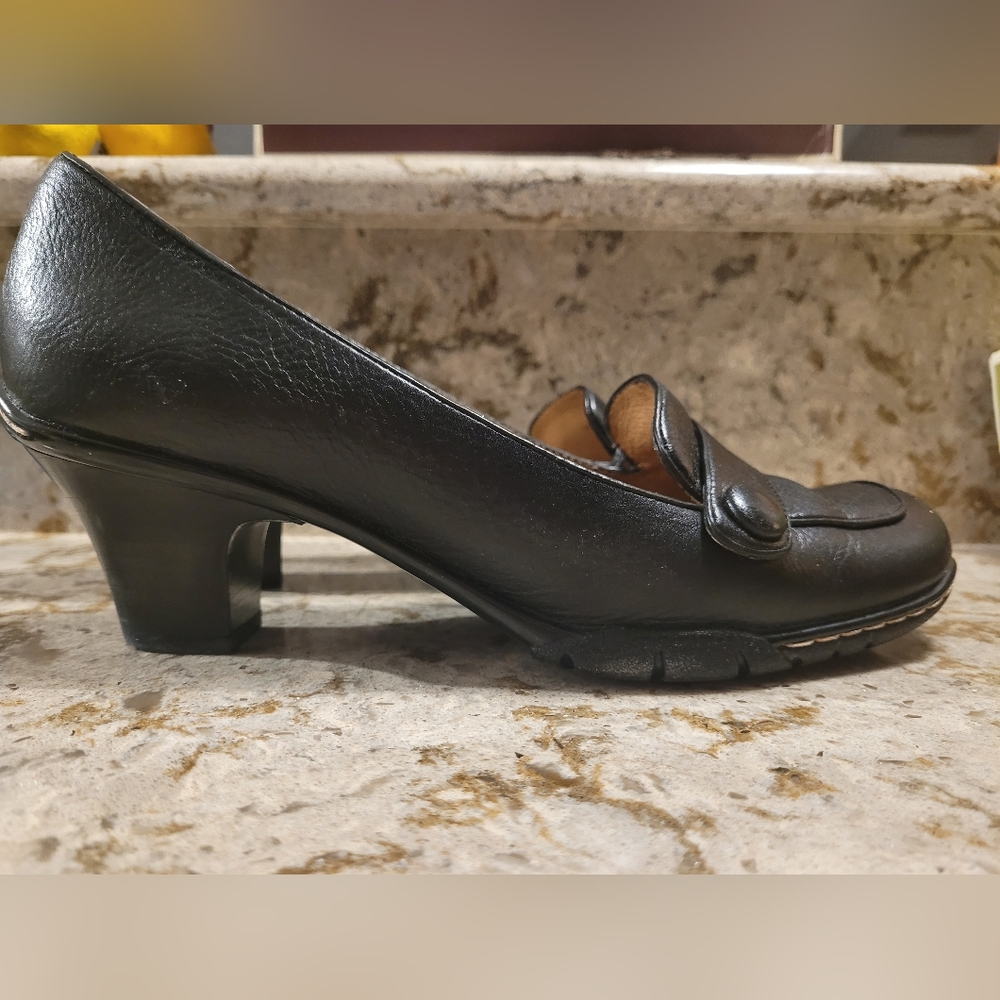 Sofft black leather dress shoes